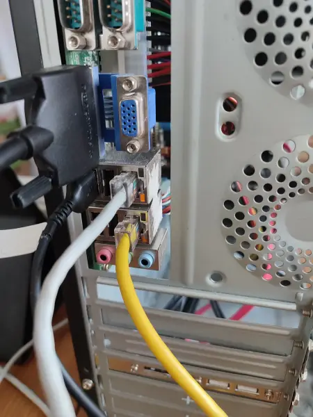 Щасливі індикатори Ethernet-з'єднання та активності роблять користувачів мережі щасливими.