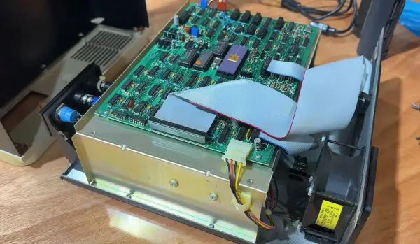 Головна 104 12-мегабайтний зовнішній жорсткий диск TRS-80 1983 року: погляд у минуле