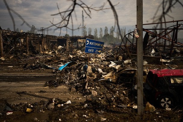 Наслідки атаки по селу Мила на Київщині / © Associated Press