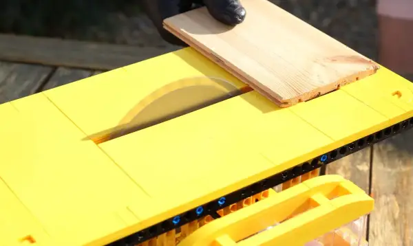 Загальний вигляд конструкції пилки з LEGO