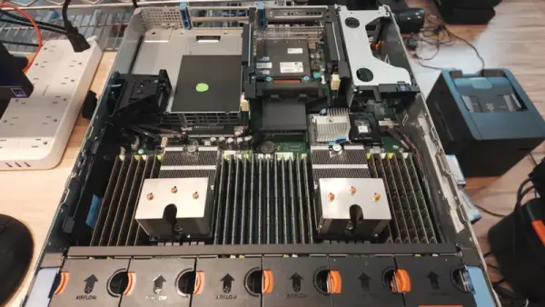 Сервер з великою кількістю модулів DDR3, але без жодного GPU.