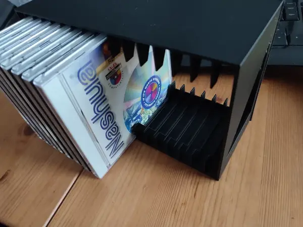 Версія CD-стійки, надрукована на FDM, з чорного PLA, що пройшла контроль якості. (Кредит: Maya Posch)