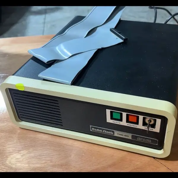 12-мегабайтний зовнішній жорсткий диск TRS-80 1983 року: погляд у минуле 2